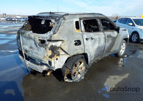 2019 Jeep Compass Latitude 4X4 из США, поврежденный, VIN 3C4NJDBB8KT847654